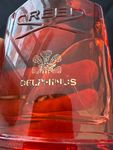Das Parfum (creed / Delphinus ) riecht anders wie im Geschäft!! Druck auf die Flasche unclear wie im Bild , delckel nicht fest , Ich möchte es nicht mehr . 