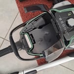 Handlich mit Zubehör, saugt gut.