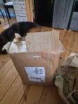 Sehr schlecht eingepackt mit irgendwelchen Papier, schmutzige Kaffeemaschine 