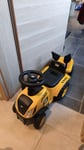 Schönes Fahrzeug mit abenteuerlichem Aufbau
