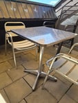 Ich gehe mit ihnen unten und im Park spielen, damit sie müde werden, und nach dem Abendessen bringe ich sie unter die Dusche und dann ins Bett; so sind sie ganz ruhig und schlafen tief und fest, denn morgen ist Schule und Kindergarten. So könnten wir uns 