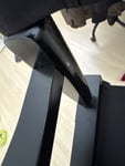 Produkt má nedostreky. Je odretý na viacerých miestach.