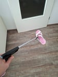 Die Metall-Greifzange ist 76 cm lang. Für Personen, die größer als ich (158 cm) sind, könnte sie möglicherweise etwas zu kurz sein.