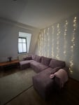 Das Ecksofa ist absolut fantastisch! Es bietet unglaublich viel Platz für die ganze Familie und ist sehr bequem. Die Schlaffunktion lässt sich leicht bedienen und der Bettkasten ist super praktisch für Bettwäsche. Der Stoff fühl sich angenehm an und die F