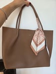 Zwei Taschen, eine kleine zum Spazierengehen, die andere größere für Bücher, Laptop oder Einkäufe. Sehr praktisch und schön