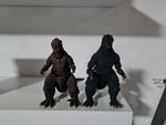 Es handelt sich um die Reissue Figur von Godzilla 2004, heißt die Haut ist blauer.
