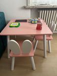 Kleiner Tisch mit zwei stühlen