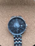 Ich habe die Uhr vor kurzem gekauft, Feuchtigkeit dringt in die Uhr Verkäufer wurde angeschrieben Fotos geschickt. Der Verkäufer schrieb mir das das ein Phänomen wäre ich soll die Krone abziehen damit die Feuchtigkeit aus der Uhr ausweicht. Es billig Uhr.