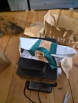 Sehr schlecht eingepackt mit irgendwelchen Papier, schmutzige Kaffeemaschine 