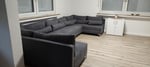 Das Sofa ist sehr schön, aber ein bisschen hart.