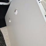Leider muß ich eine ganz schlechte Bewertung abgeben.Da die Tischplatte zu dünn ist,und die Plastdübel zu kurz ausfallen sind Sie gleich ausgerissen.Großer Dreck.Siehe Foto.Hier muß mansich etwas einfallen lassen.Ich mußte durchbohren und mittels Schloßsc