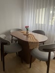 Diese tisch ist perfekt für kleine Wohnungen . Hat platz für 4-6 personnen und es sieht so elegant aus.Etwas dunkler als in die photos da aber für mich war es super!