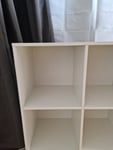 Schlichtes Regal mit viel Stauraum