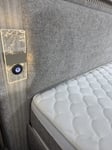 Stilvolles Bett mit super Ladefunktion