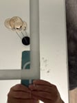 Klebereste auf der Spiegelfläche 