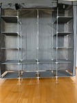 einfacher, aber praktischer Stoffkleiderschrank