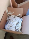 Die Farbeimer wurden total zerstört in der von außen noch recht gut aussehenden Verpackung geliefert. Der eine Farbeimer hat von unten einen Riss, der war vermutlich schon vor der Sendung mit DHL vorhanden, denn man hatte schon versucht, den zu zukleben.