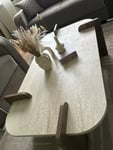 Der Tisch ist schlicht und schön und lässt sich sehr schnell zusammenbauen. Für zusätzliche Stabilität sind Schrauben im Inneren vorgesehen. Allerdings ist er weiß und passt farblich nicht ganz zu Holz.