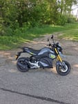 Cooles Moped sieht nach mehr aus wie 50ccm