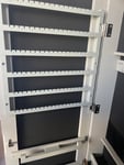 Schöner praktischer Spiegelschrank 