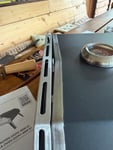 Diese Lücke da vorne habe ich erst gesehen, als ich den Deckel ein gehangen habe. Der Karton war nicht beschädigt.