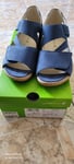 Das Foto ist nicht identisch mit den gelieferten Schuhen, die Bezeichnung stimmt. Angezogen gefallen mir die Sandalen und sind bequem.