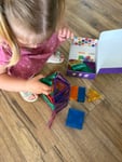 Produkt splnil očakávania. Dieliky sú pevné, farebné a magnety majú dostatočnú silu. Odporúčam. Skvelý pomer ceny a kvality. Dieťa stavebnicu veľmi baví a neustále vytvára nové stavby. Rýchle doručenie, stavebnica je presne podľa popisu. 