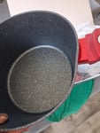 Das Produkt ist gut, aber einer der Töpfe kam beschädigt an.