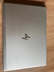 Hallo, das Laptop, das ich erhalten habe, funktioniert bisher einwandfrei und hat keine technischen Mängel. Allerdings weist es sehr viele Kratzer und Gebrauchsspuren auf. Davon war zuvor leider keine Rede