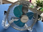 Schlechte Verpackung. Ventilator ohne Schutz im Umkarton!!!Karton aufgerissen, Metall Korpus des Ventilator verbogen dadurch lässt sich der Ventilator nicht öffnen um die Schutzfolie  (blau) die auf den Ventilatorblättern ist nicht entfernen. 