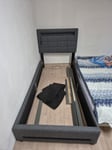 Das Holz ist robust und der Stoff wunderschön.