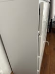 Die Kommode könnte sehr gut aussehen, wenn die Markierungen für den Aufbau korrekt wären