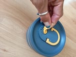 Sehr klein und mit Gummiverschluss im Deckel 