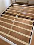 Das Bett wurde ohne ein Teil geliefert, weshalb man derzeit nicht darauf schlafen kann, denn wenn das Gewicht mehr als 100 kg beträgt, sinken wir ein 