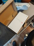 Dieses Handy ist gebracht obwohl es als neu deklariert war. Es wurde ohne regionalverpackung geöffnet.