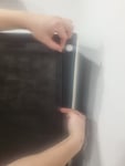 Spodní část postele nahrazuje pouze plachta na suchý zip. A ta je ještě malá a nejde proto zakrýt celé dno postele. Chybí nejméně 4 cm na délku. Tudíž do úložného prostoru se práší, plachta nedosahuje na druhý konec postele a když dno se propadá 
