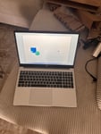 Minderwertige Kunststoffverarbeitung. Der Laptop verzieht sich beim Anheben, wodurch das Touchpad automatisch einen Klick auslöst, da sich das Gehäuse genau in diesem Bereich verbiegt.