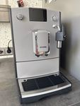 Die Kaffeemaschine ist sehr kompakt und einfach zu bedienen 