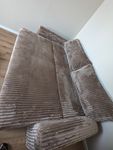 Das Sofa ist sehr Plüschig weich bequem und Robust.