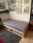 Schönes Bett, aufwändigem Aufbau