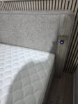 Stilvolles Bett mit super Ladefunktion