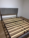 Das Bett ist von schlechter Qualität.