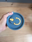Sehr klein und mit Gummiverschluss im Deckel 