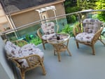 Die Gummiteile für den Tisch sind sehr locker...hoffen das es hält...ansonsten sieht es toll aus auf dem Balkon 