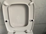 Hintere Auflagen von der Toilettenbrille liegen nicht auf der Keramik auf.