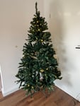 Wunderschöner Weihnachtsbaum für leuchtende Kinderaugen. 