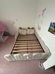 Das Bett ist sehr hochwertig. Es hat meine Erwartungen übertroffen.