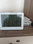Die Anzeige,das Display ist nur schwarz, weiß, in der Werbung wird ein farbiges Display gezeigt.