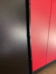 Schränke verbogen, obwohl die Kartons nicht beschädigt waren.Muss beim Einpacken passiert sein.