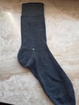 Reklamation, eine Naht bzw. Loch schon nach dem Tag tragen. Normal Schuhe im Büro und kein Sport. 